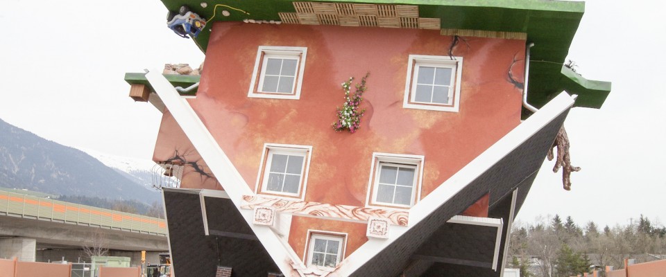 Haus auf dem Kopf gebaut in Vomp