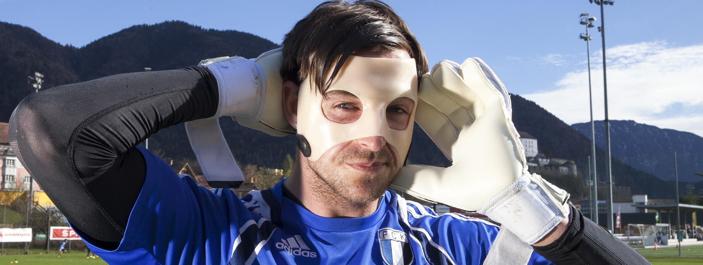 FC Kufstein TorhÃ¼ter Fabian Steidl mit Schutzmaske
